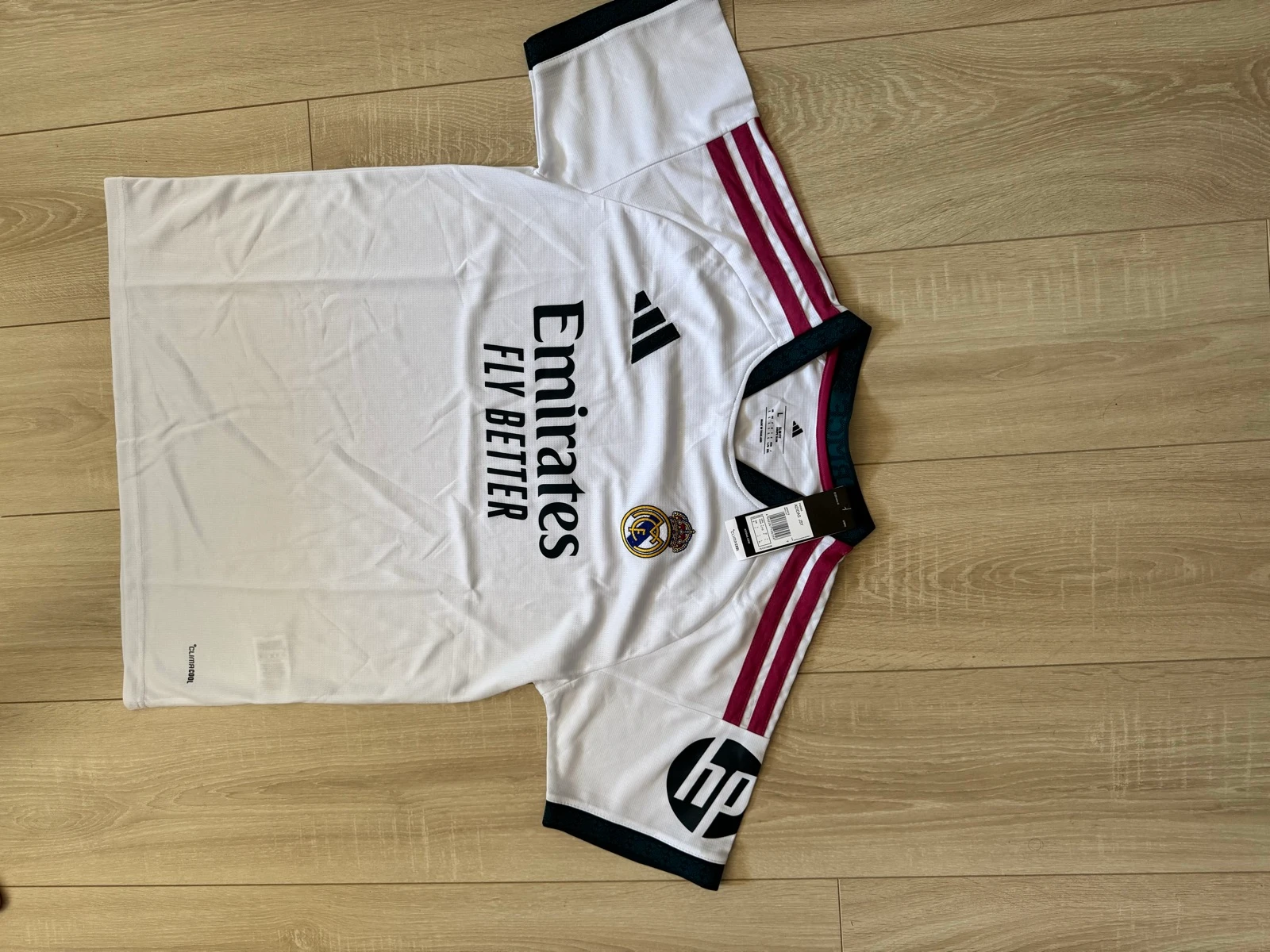 Maillot Real Madrid Adidas Blanc / Bandes Violettes – Taille L – Neuf avec étiquette